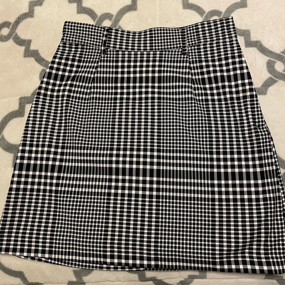 Plaided H&M skirt I’m the color black and white
